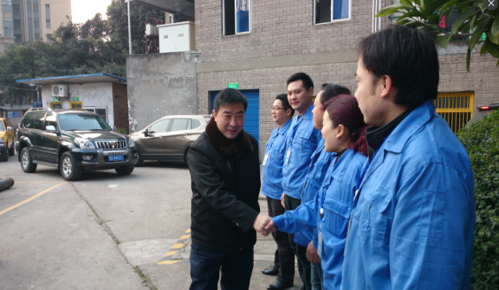 佳節(jié)迎春生笑容??新春慰問表關懷