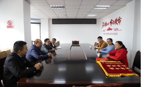 清源水務(wù)助力創(chuàng  )文 社區送錦旗表感謝